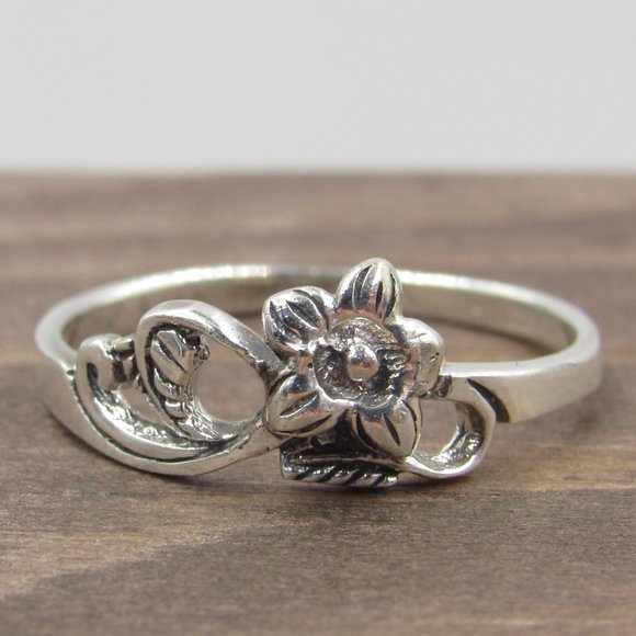 Jewelry - Size 6 Sterling Silver Dainty Ornate Flower Band